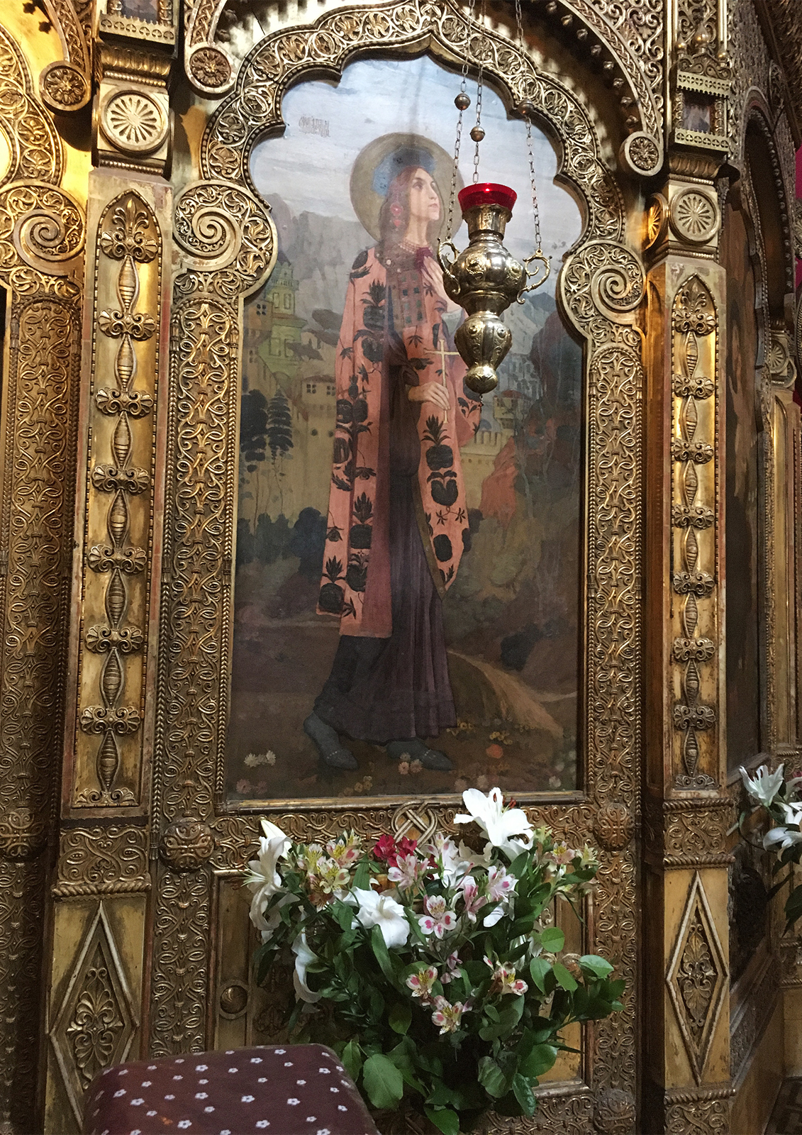 Vased flowers inside Biserica Rusă in București.